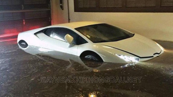 Ô tô bị ngập nước trong mùa mưa