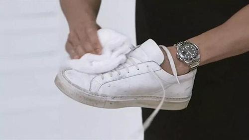 vệ sinh giày da trắng