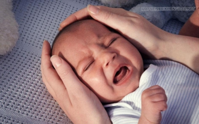 Người nặng vía khi thăm trẻ sẽ khiến em bé khóc nhiều hơn bình thường